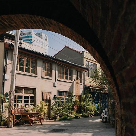 Loku. Tainan Hotel Bagian luar foto